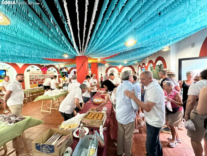 GALER&Iacute;A | Las Cuadrillas viven una intensa ma&ntilde;ana con el reparto de tajadas frescas