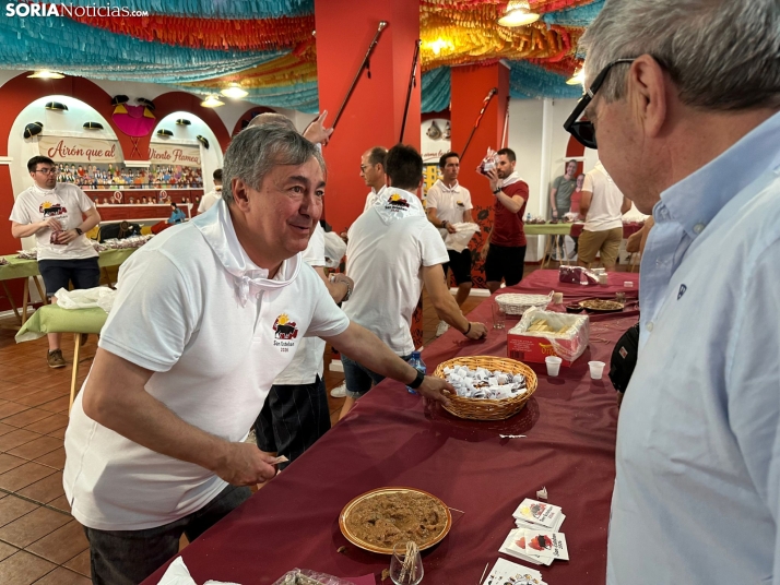 GALER&Iacute;A | Las Cuadrillas viven una intensa ma&ntilde;ana con el reparto de tajadas frescas