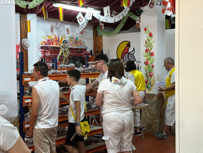 GALER&Iacute;A | Las Cuadrillas viven una intensa ma&ntilde;ana con el reparto de tajadas frescas