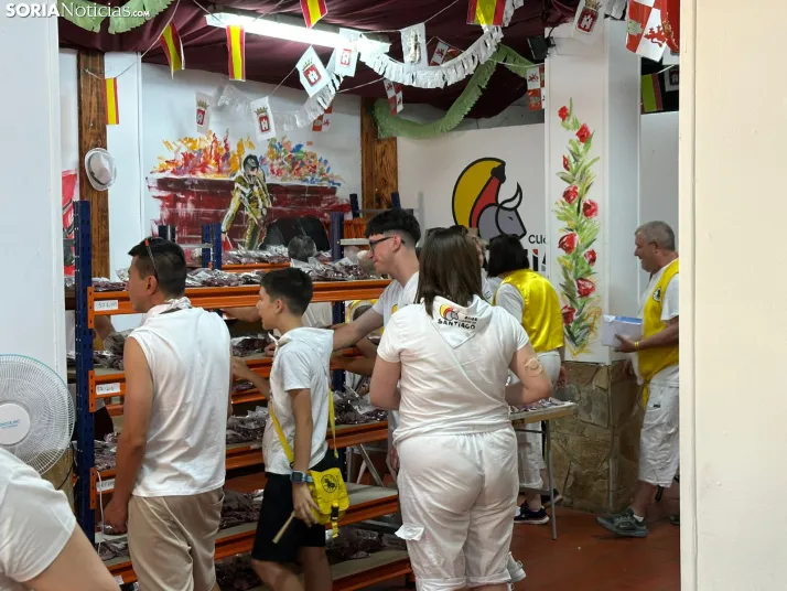GALER&Iacute;A | Las Cuadrillas viven una intensa ma&ntilde;ana con el reparto de tajadas frescas