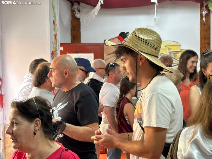 GALER&Iacute;A | Las Cuadrillas viven una intensa ma&ntilde;ana con el reparto de tajadas frescas