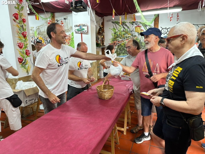 GALER&Iacute;A | Las Cuadrillas viven una intensa ma&ntilde;ana con el reparto de tajadas frescas