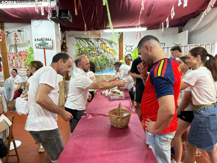 GALER&Iacute;A | Las Cuadrillas viven una intensa ma&ntilde;ana con el reparto de tajadas frescas