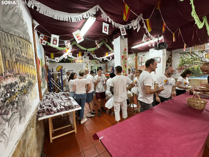 GALER&Iacute;A | Las Cuadrillas viven una intensa ma&ntilde;ana con el reparto de tajadas frescas