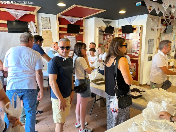GALER&Iacute;A | Las Cuadrillas viven una intensa ma&ntilde;ana con el reparto de tajadas frescas