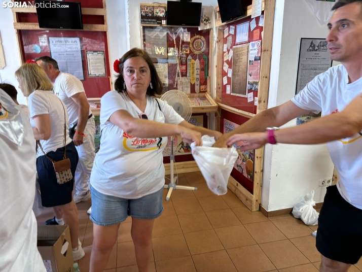 GALER&Iacute;A | Las Cuadrillas viven una intensa ma&ntilde;ana con el reparto de tajadas frescas