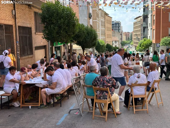 GALER&Iacute;A | Las Cuadrillas viven una intensa ma&ntilde;ana con el reparto de tajadas frescas