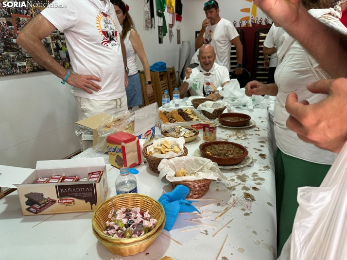 GALER&Iacute;A | Las Cuadrillas viven una intensa ma&ntilde;ana con el reparto de tajadas frescas