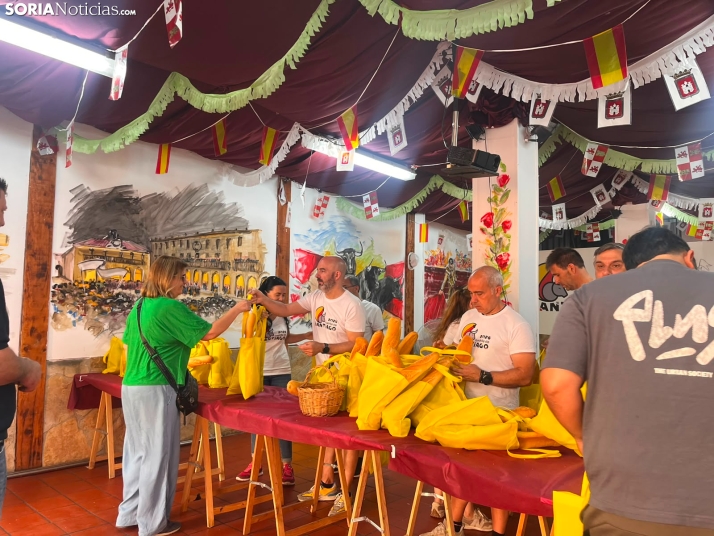 En im&aacute;genes: Los sorianos recogen sus tajadas en la ma&ntilde;ana del Domingo de Calderas