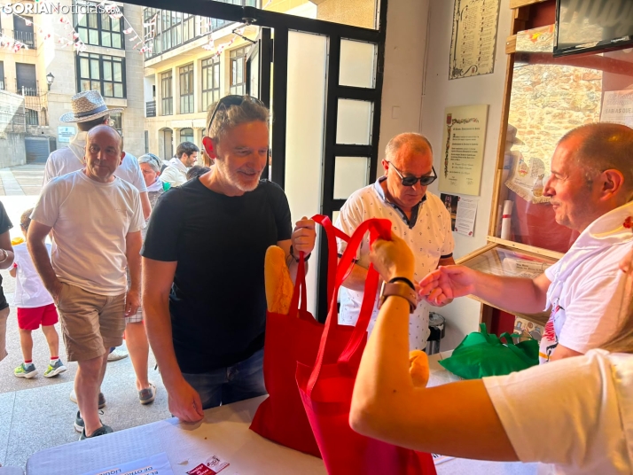En im&aacute;genes: Los sorianos recogen sus tajadas en la ma&ntilde;ana del Domingo de Calderas