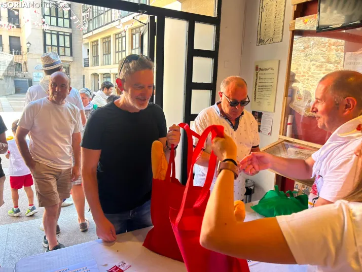 En im&aacute;genes: Los sorianos recogen sus tajadas en la ma&ntilde;ana del Domingo de Calderas