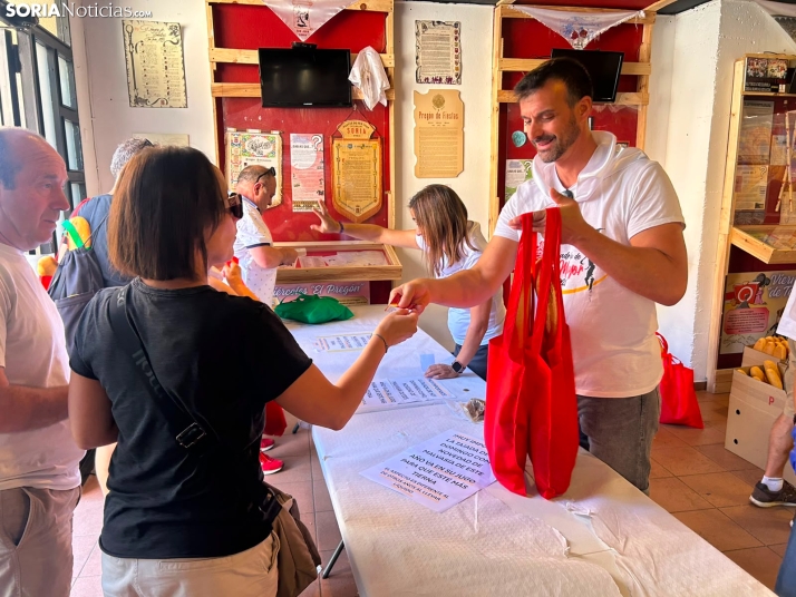 En im&aacute;genes: Los sorianos recogen sus tajadas en la ma&ntilde;ana del Domingo de Calderas