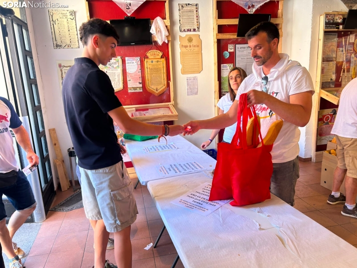 En im&aacute;genes: Los sorianos recogen sus tajadas en la ma&ntilde;ana del Domingo de Calderas