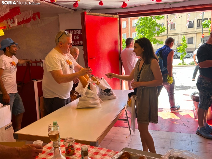 En im&aacute;genes: Los sorianos recogen sus tajadas en la ma&ntilde;ana del Domingo de Calderas