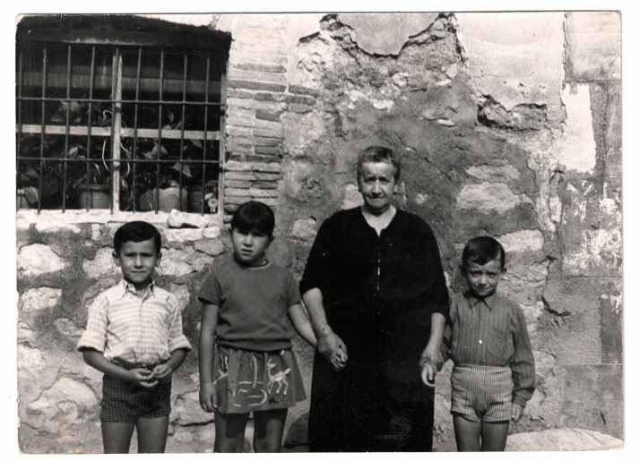 Deza busca fotos antiguas para mantener viva su historia