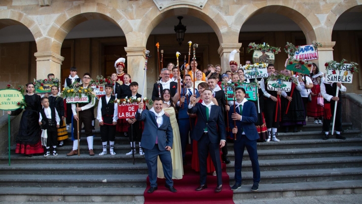 Del rosa champán al rojo sanjuanero: las juradas convierten la alfombra roja en la primera pasarela de las fiestas