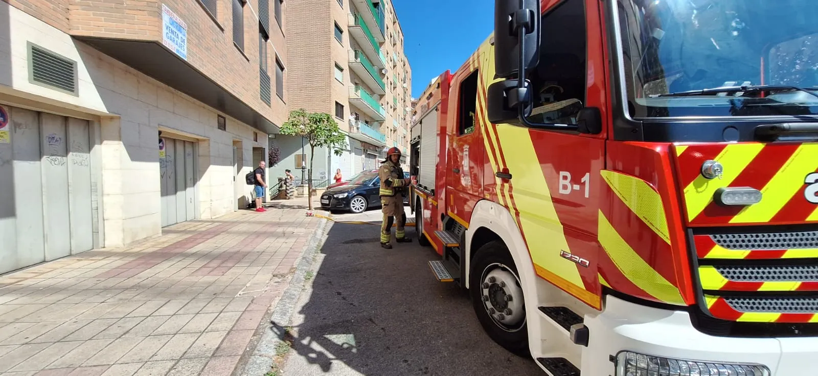 Bomberos y policía en el lugar del aviso. | SN