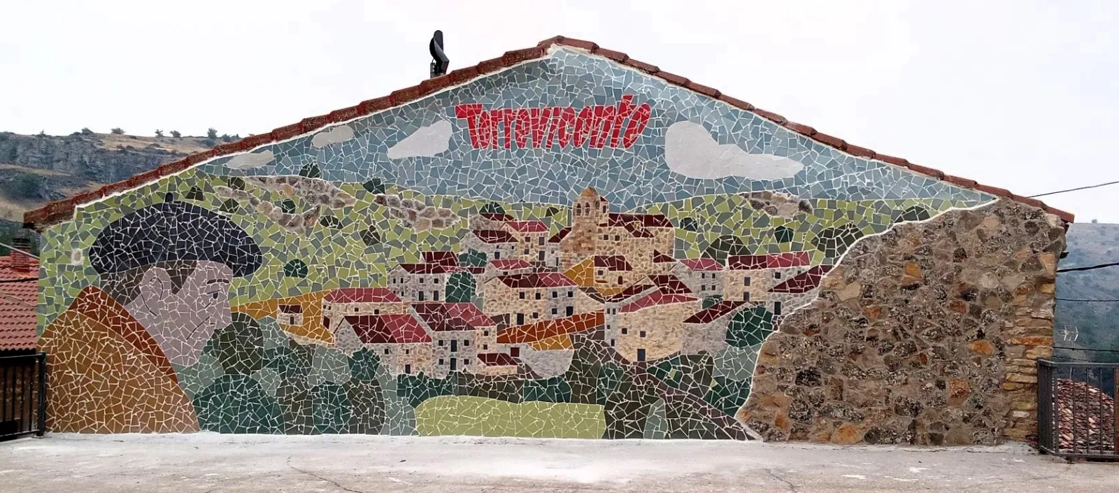 Tres perspectivas del mural terminado en Torrevicente. | D. López