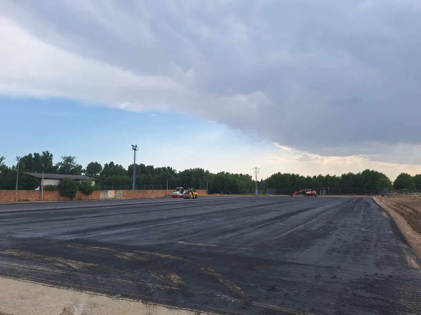Foto 2 - Una inversi&oacute;n de 733.000 euros unificar&aacute; el complejo deportivo de Almaz&aacute;n