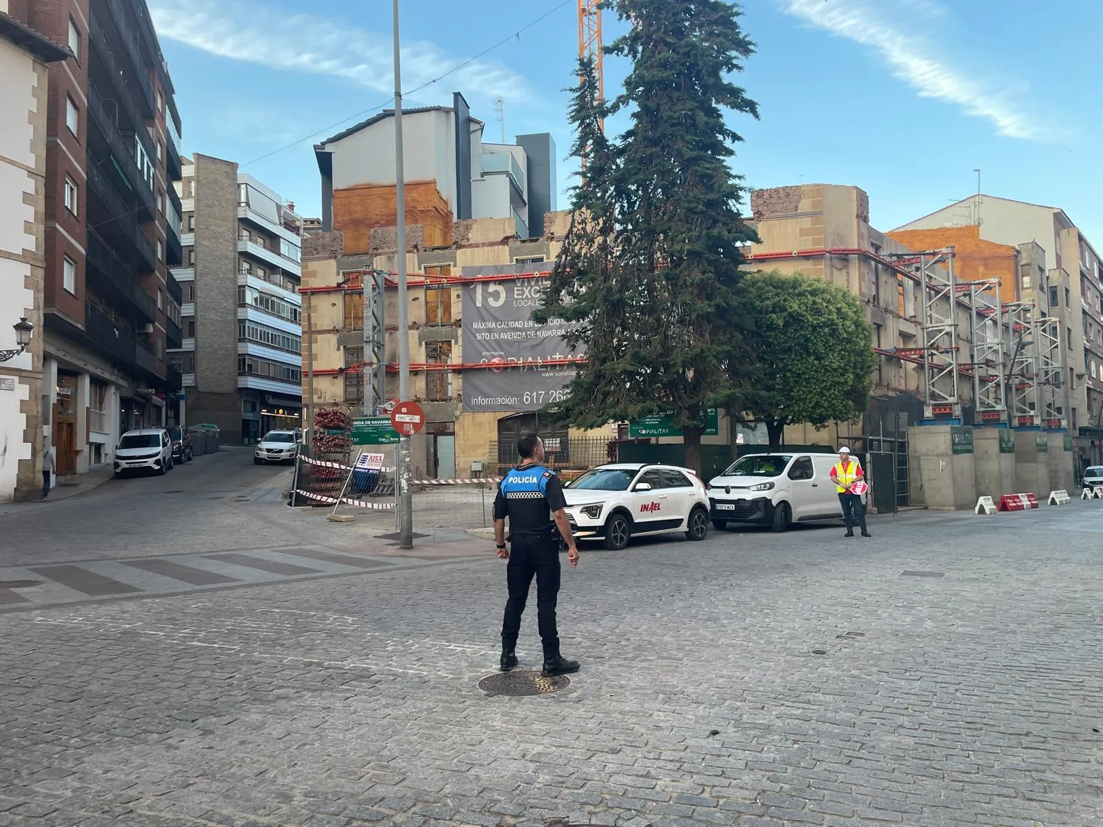 Foto 2 - Corte temporal de tr&aacute;fico en la Avenida de Navarra por obras en un edificio