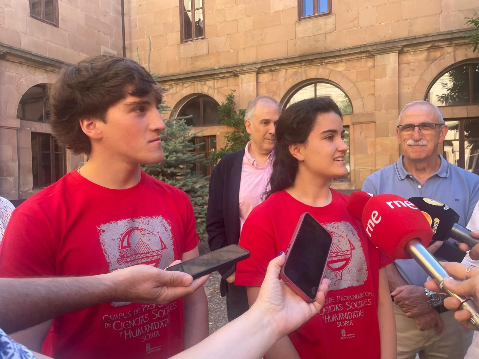 La foto de familia de los participantes, monitores y organizadores del campus de Humanidades, junto a la Delegada de la Junta e imagen de los portavoces de los alumnos. | SN