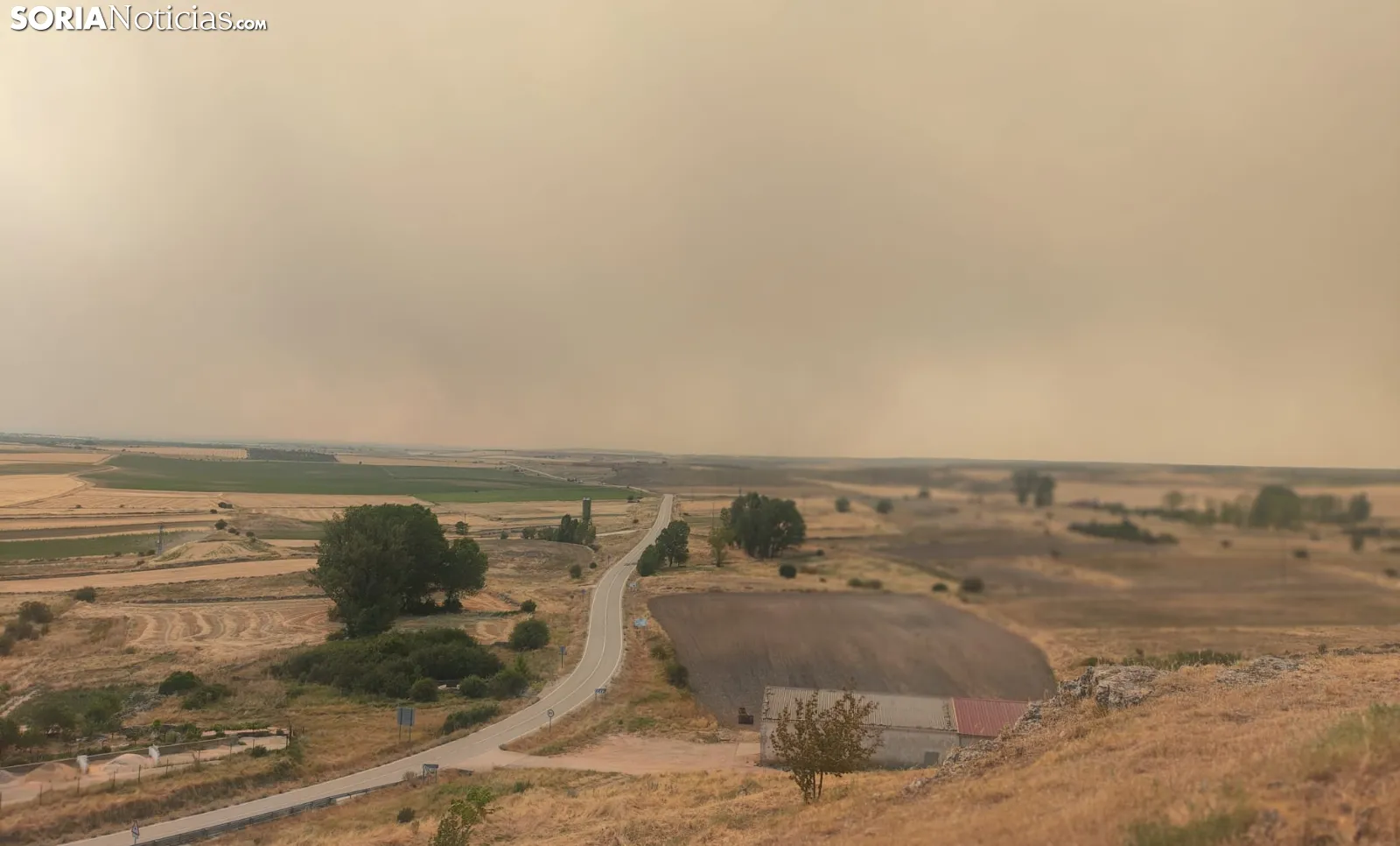 El incendio en Guadalajara lleva a cerrar dos carreteras y continúa su avance hacia Soria