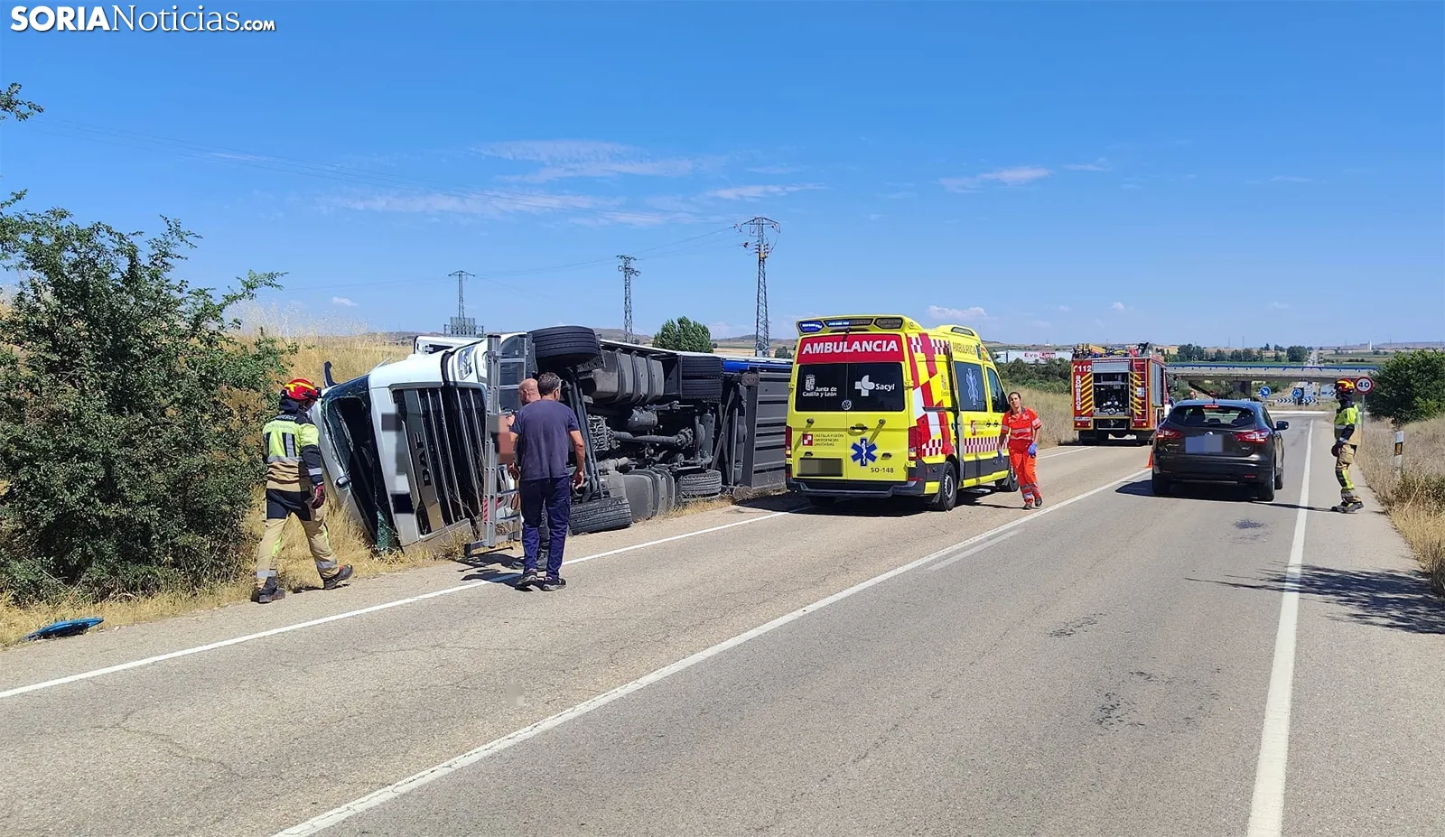 Un camionero resulta herido tras volcar su vehículo en la calle Antonio Machado de Almazán