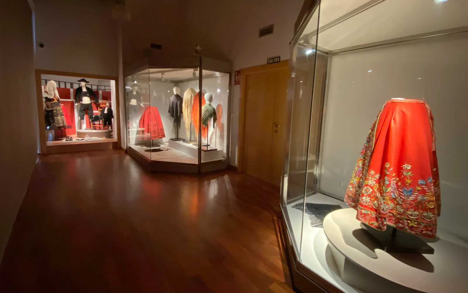 Un campanillo de 1789 y armas de soldadesca: las joyas que la Diócesis cede al Museo del Traje