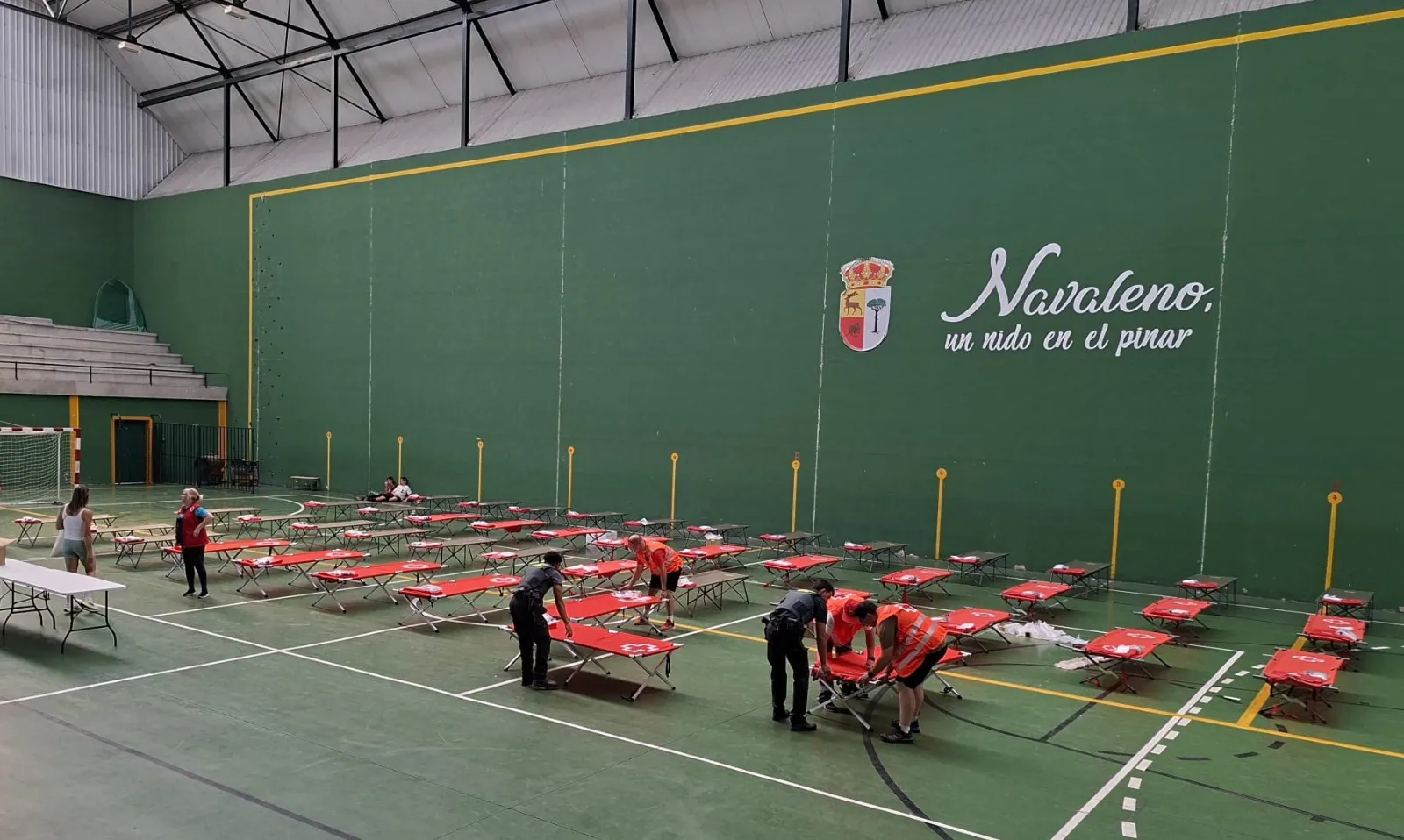Labores para albergar a los excursionistas en el polideportivo de Navaleno. /Cruz Roja Soria