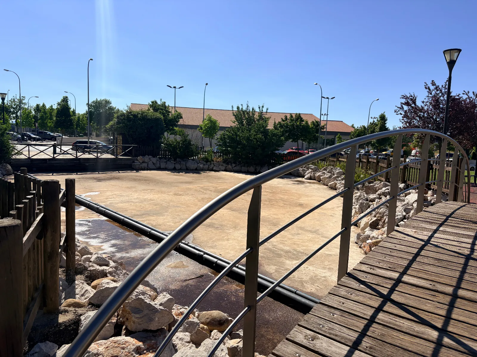 Foto 2 - La falta de agua en el estanque del Lago genera malestar y quejas vecinales 