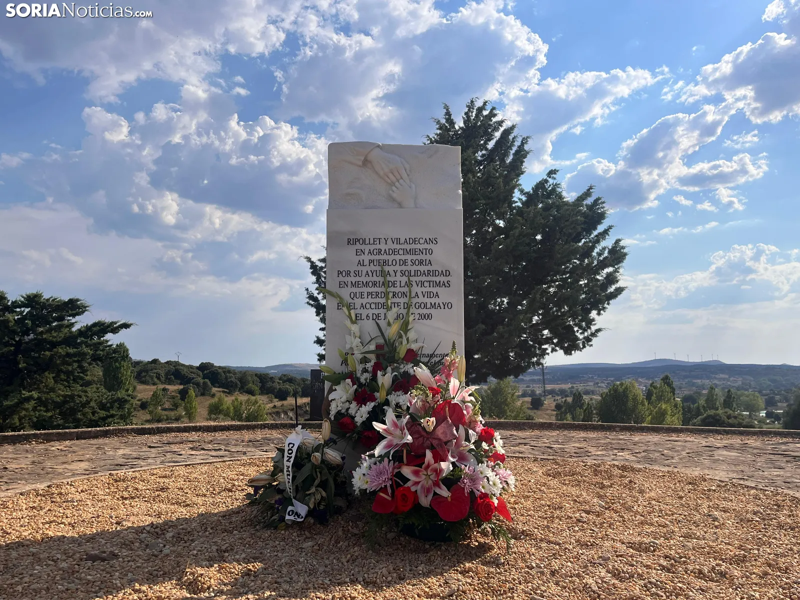 Homenaje floral a las víctimas del accidente del verano del año 2000