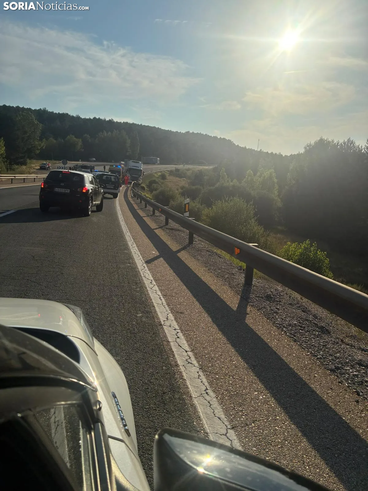 Un camión invade el carril contrario en Carbonera de Frentes