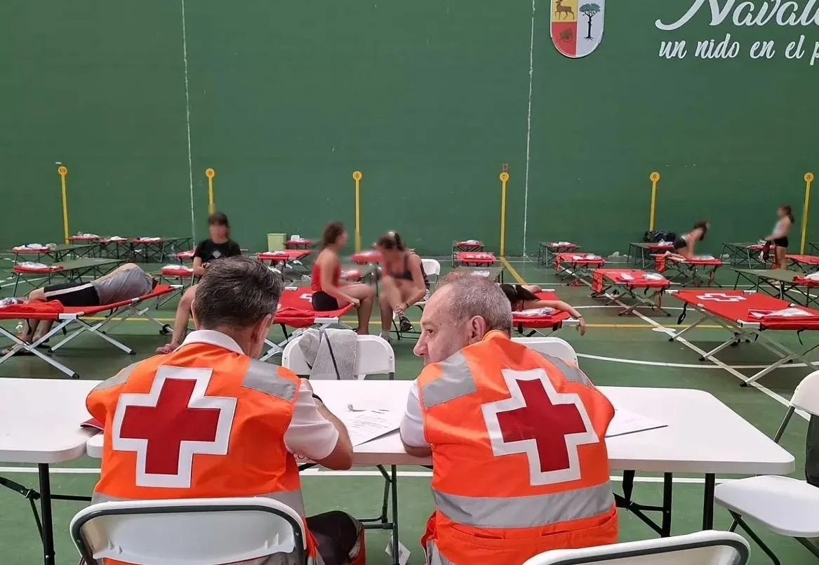 Labores para albergar a los excursionistas en el polideportivo de Navaleno. /Cruz Roja Soria