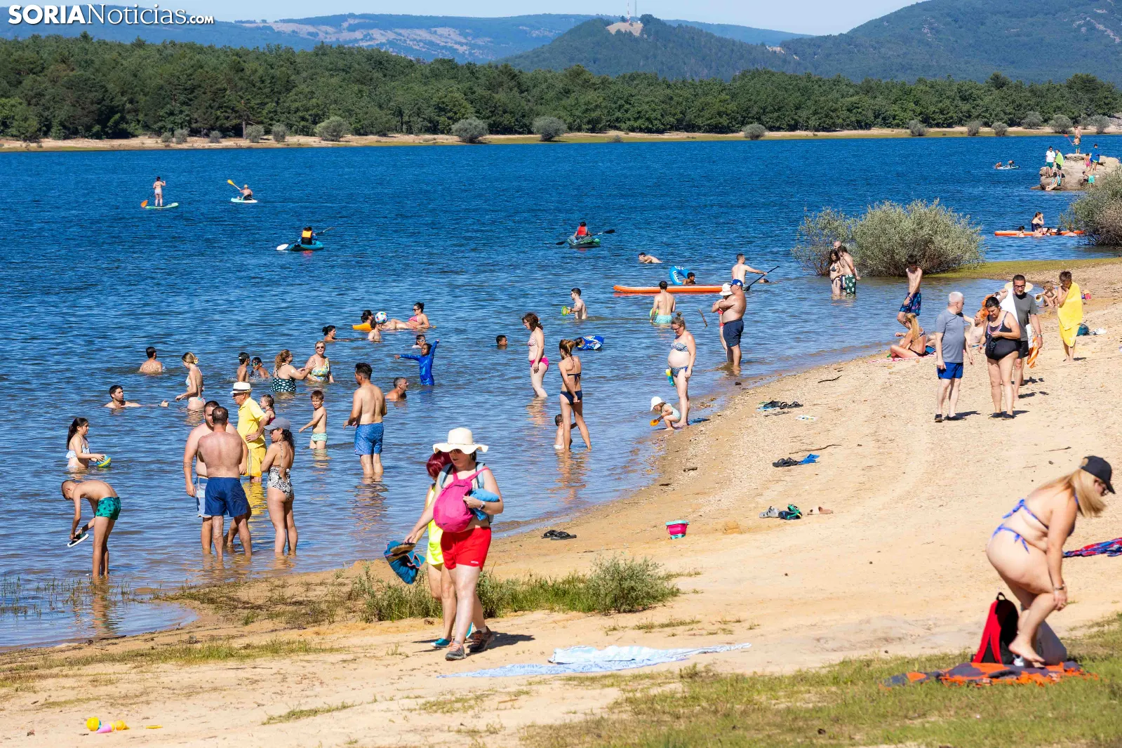 En imágenes: Los sorianos hacen frente al calor dándose un chapuzón en la playa Pita