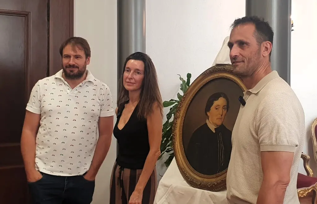 Enrique Borobio, Paula Báez Garcés y Enrique Rubio en la recepción del cuadro |Alexandra Miranda