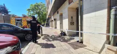 Bomberos y policía en el lugar del aviso. | SN
