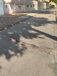Foto 5 - Un ciclista alerta del riesgo de accidente por el grave deterioro del carril bici en el pol&iacute;gono