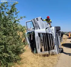 Foto 3 - Un camionero resulta herido tras volcar su veh&iacute;culo en la calle Antonio Machado de Almaz&aacute;n
