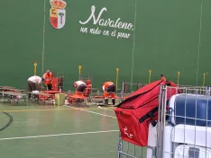 Labores para albergar a los excursionistas en el polideportivo de Navaleno. /Cruz Roja Soria