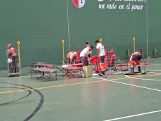 Labores para albergar a los excursionistas en el polideportivo de Navaleno. /Cruz Roja Soria