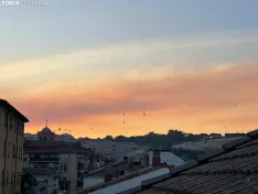 Nubes de humo vistas desde el barrio de San Pedro este atardecer de lunes. /EG