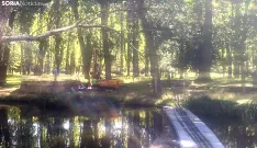 Labores de catas hoy en las orillas del río para sondear los apoyos de la pasarela. /EG