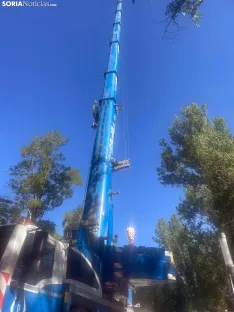 Labores de catas hoy en las orillas del río para sondear los apoyos de la pasarela. /EG