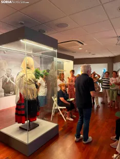 Visita guiada de la exposición 'De Año y Vez' en el Museo del Traje Popular. / Imagen: Ayuntamiento de Morón de Almazán