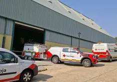 Labores para albergar a los excursionistas en el polideportivo de Navaleno. /Cruz Roja Soria