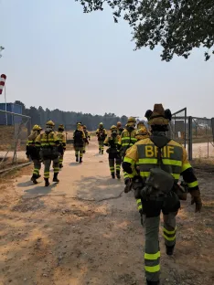 Uno de los frentes del incendio en la frontera entre Guadalajara y Soria en imágenes de la BRIF de Lubia, hoy.