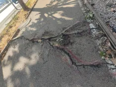Foto 7 - Un ciclista alerta del riesgo de accidente por el grave deterioro del carril bici en el pol&iacute;gono