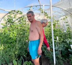 Miguel, en la parcela de Carmelo mientras él riega. | SN