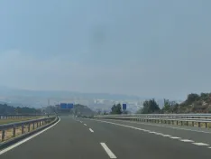 La capital, al fondo, envuelta en humo. | SN