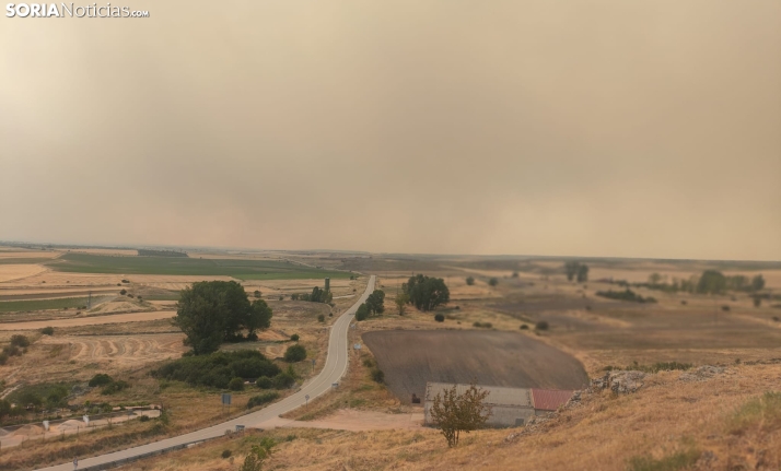 El incendio en Guadalajara lleva a cerrar dos carreteras y continúa su avance hacia Soria